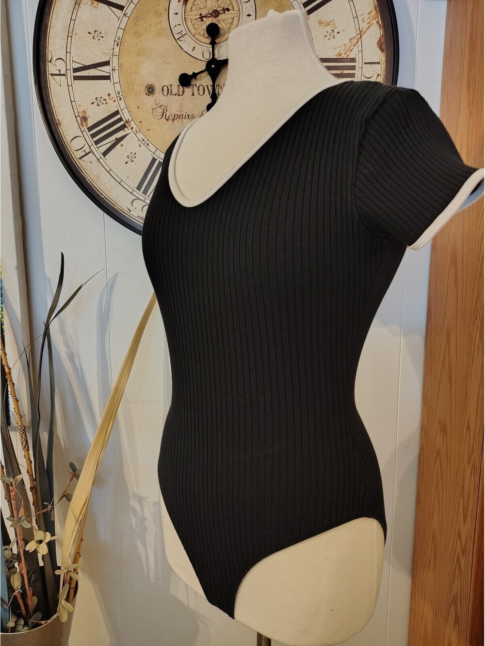 Vintage Express Women's Black Ribbed V-Neck Bodysuit, M